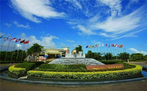 适合安泽县开的平角泳衣加盟店，专业泳衣平角和三角哪个好